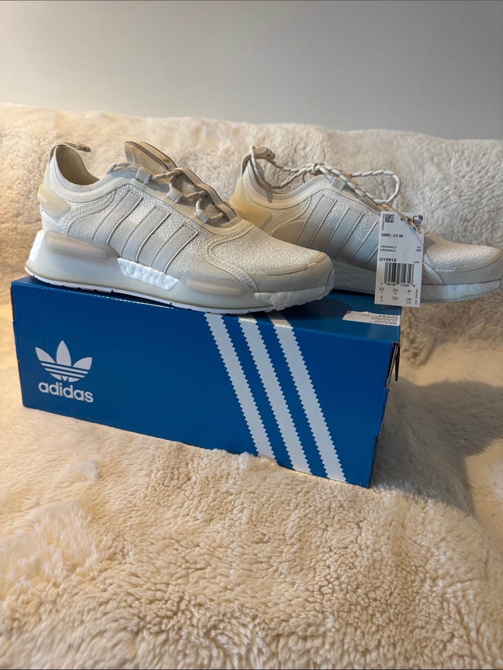 adidas women’s Cream/White Lightweight Lifestyle Sneakers